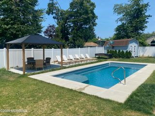 7 Peachtree Road, Oakhurst, NJ 07755