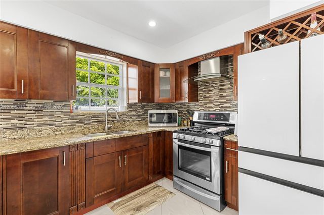 840 N 70th Way, Hollywood, FL 33024