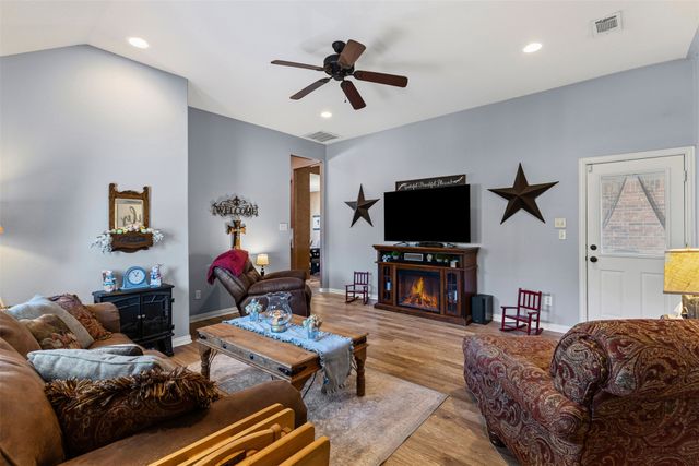 106 Hedges Circle, Weatherford, TX 76085