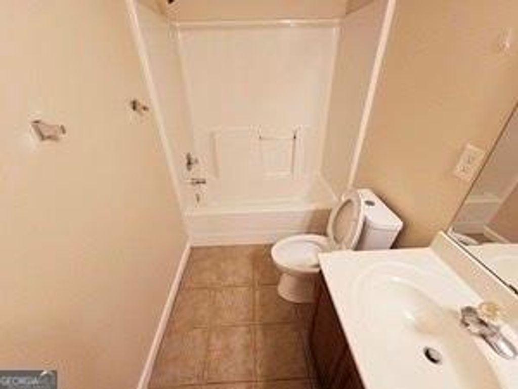 Image 12 of property listing at 1402 Aramore Drive SE, Conyers, GA 30013
