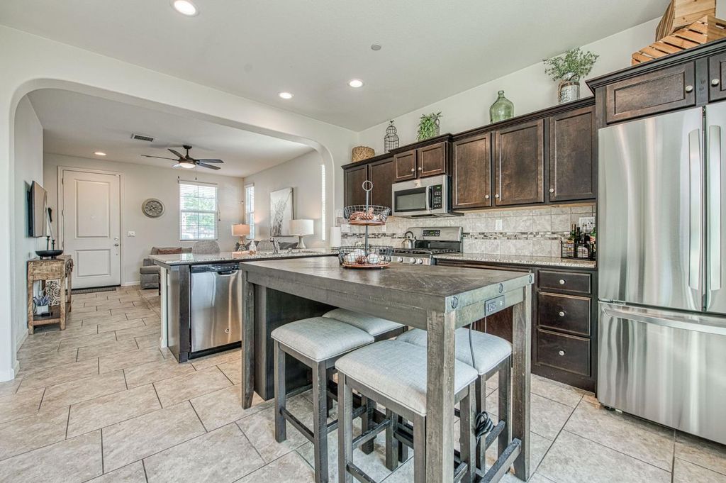 Image 10 of property listing at 3752 Magnificent Way, Clovis, CA 93619