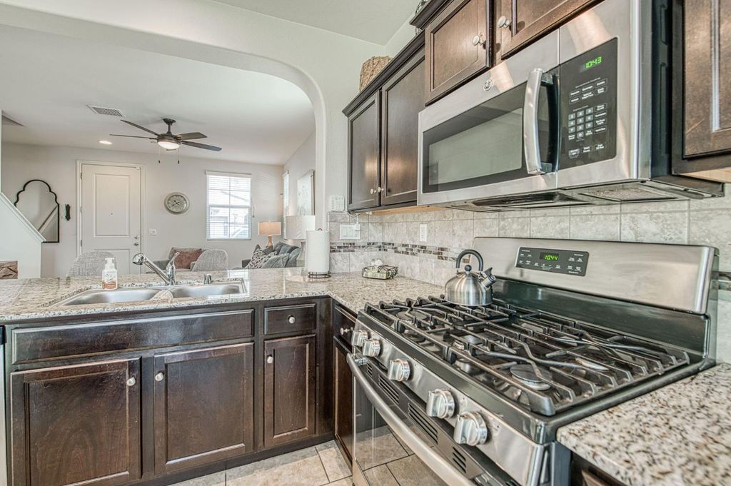 Image 12 of property listing at 3752 Magnificent Way, Clovis, CA 93619