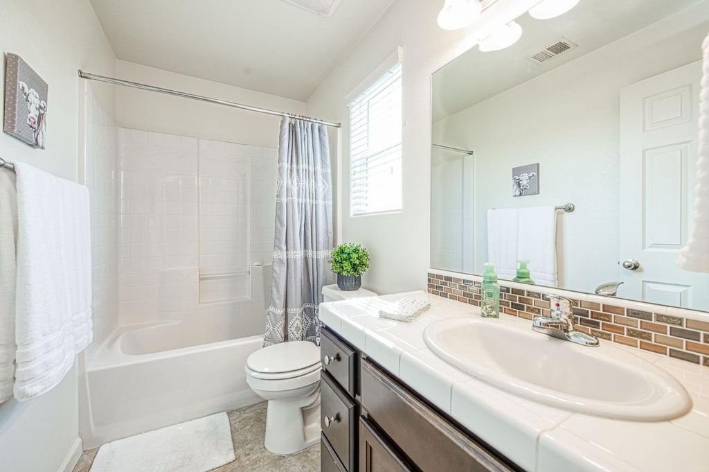 Image 20 of property listing at 3752 Magnificent Way, Clovis, CA 93619