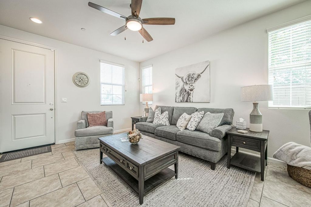 Image 3 of property listing at 3752 Magnificent Way, Clovis, CA 93619