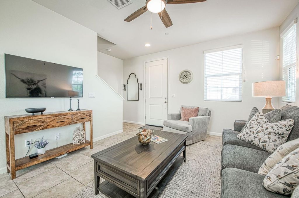 Image 4 of property listing at 3752 Magnificent Way, Clovis, CA 93619