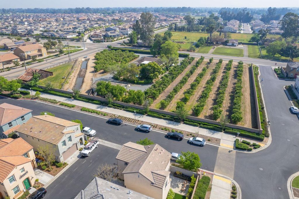 Image 40 of property listing at 3752 Magnificent Way, Clovis, CA 93619