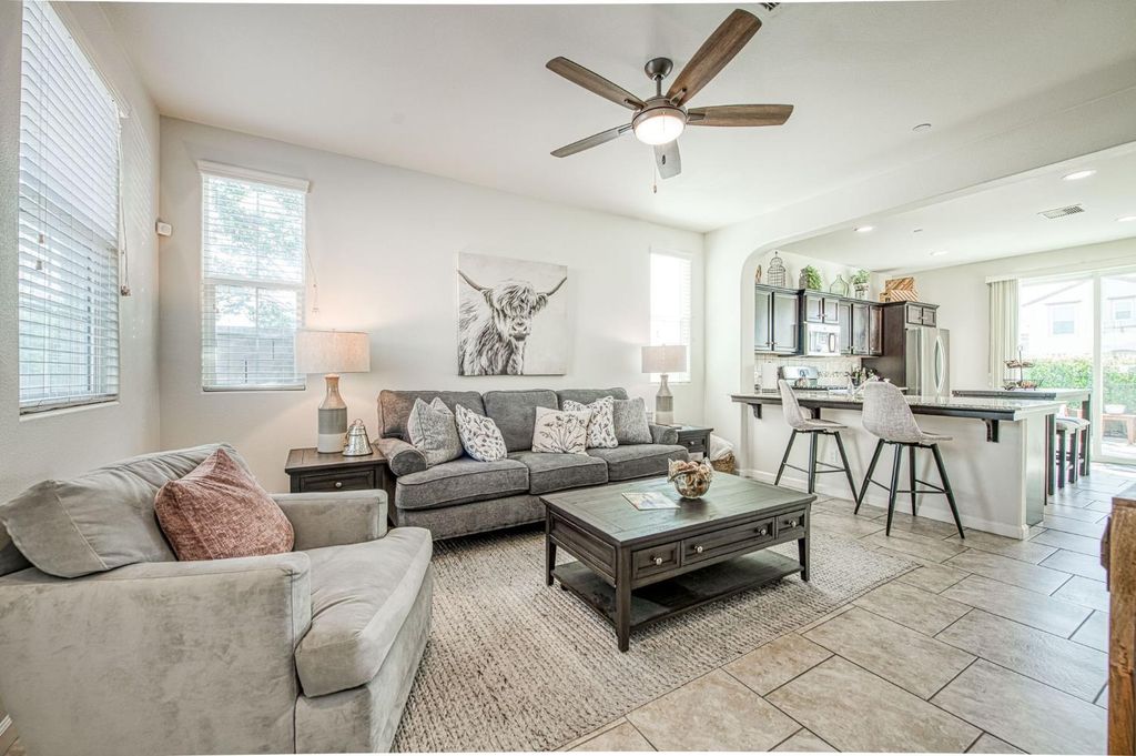 Image 5 of property listing at 3752 Magnificent Way, Clovis, CA 93619