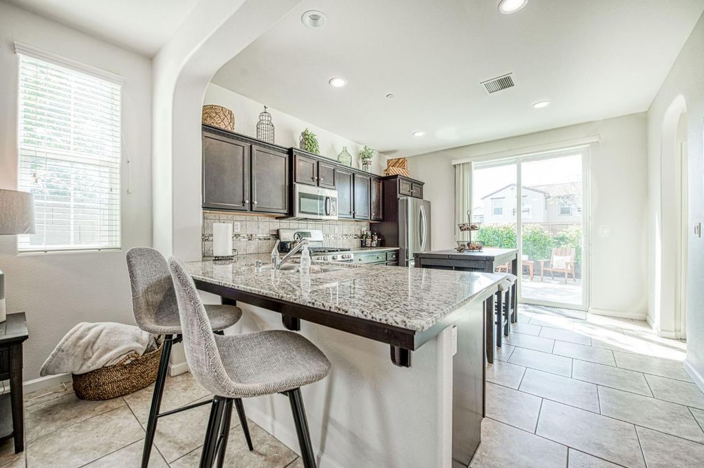 Image 7 of property listing at 3752 Magnificent Way, Clovis, CA 93619