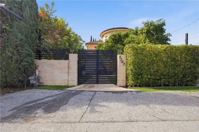 5209 Avenida Oriente Street, Tarzana, CA 91356