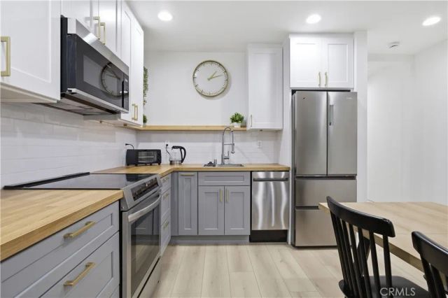 5209 Avenida Oriente Street, Tarzana, CA 91356