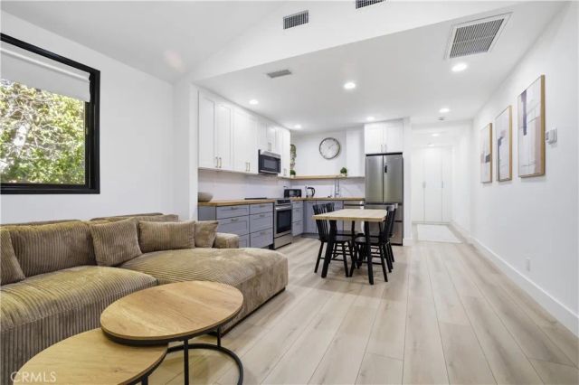 5209 Avenida Oriente Street, Tarzana, CA 91356