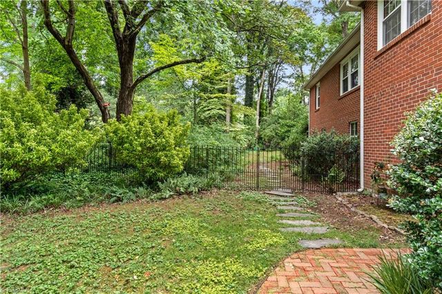 2605 Loch Drive, Winston-salem, NC 27106