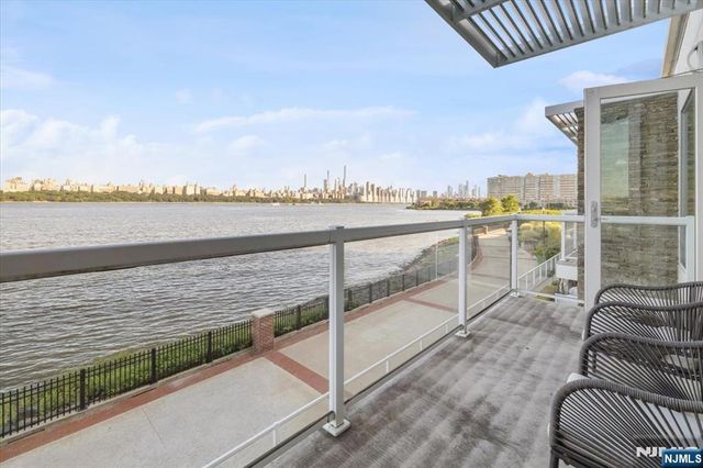 3 Somerset 113, Edgewater, NJ 07020