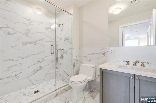 3 Somerset 113, Edgewater, NJ 07020