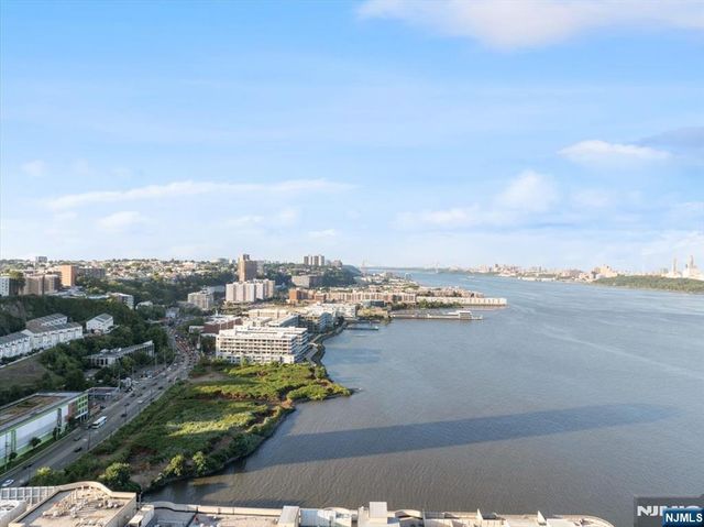 3 Somerset 113, Edgewater, NJ 07020