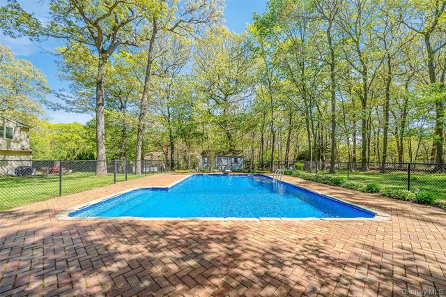 4 Carol Court, Mount Sinai, NY 11766