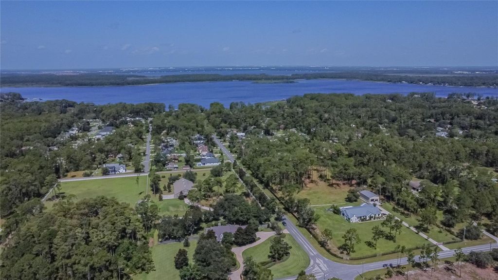 Image 39 of property listing at 13305 LACEBARK PINE ROAD, Orlando, FL 32832
