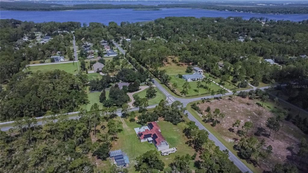 Image 40 of property listing at 13305 LACEBARK PINE ROAD, Orlando, FL 32832