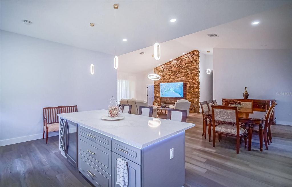 Image 8 of property listing at 13305 LACEBARK PINE ROAD, Orlando, FL 32832