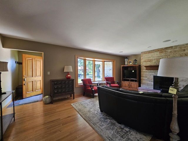 2127 N Crestview COURT, Wauwatosa, WI 53226
