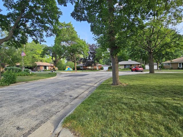 2127 N Crestview COURT, Wauwatosa, WI 53226