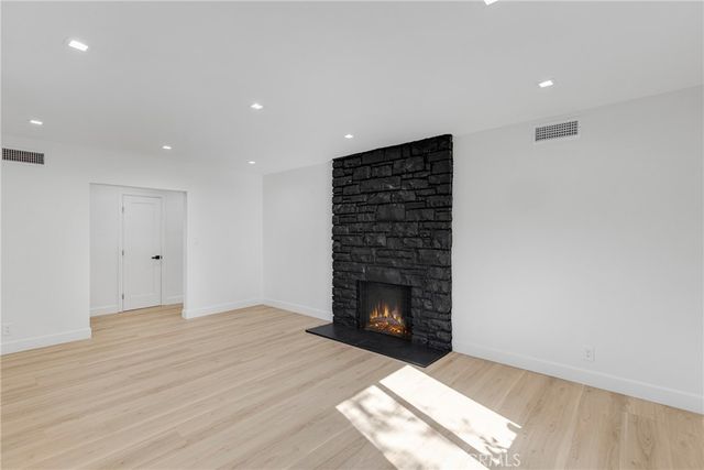15043 Tuba, Los Angeles, CA 91345
