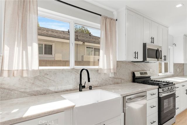 15043 Tuba, Los Angeles, CA 91345