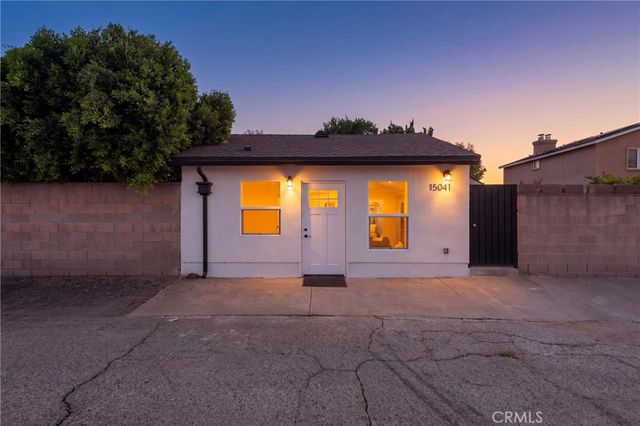 15043 Tuba, Los Angeles, CA 91345