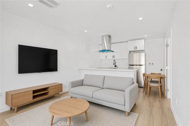 15043 Tuba, Los Angeles, CA 91345