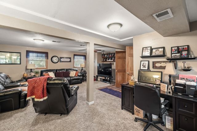 4913 Ash Drive, Pleasant Hill, IA 50327