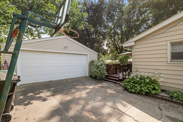 4913 Ash Drive, Pleasant Hill, IA 50327