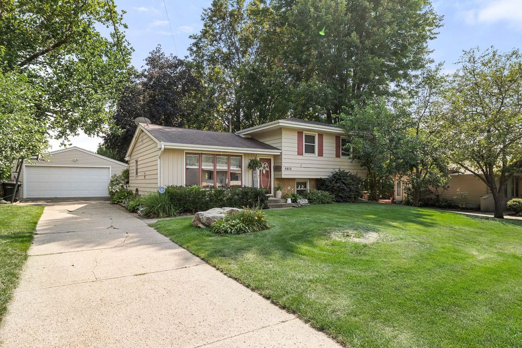 4913 Ash Drive, Pleasant Hill, IA 50327