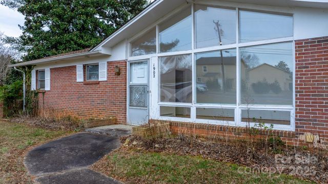 1902 19th Avenue NE, Hickory, NC 28601
