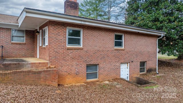 1902 19th Avenue NE, Hickory, NC 28601