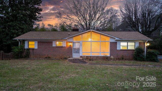 1902 19th Avenue NE, Hickory, NC 28601