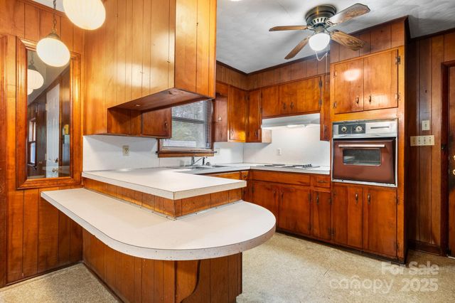 1902 19th Avenue NE, Hickory, NC 28601