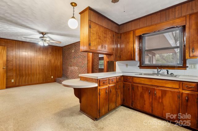 1902 19th Avenue NE, Hickory, NC 28601