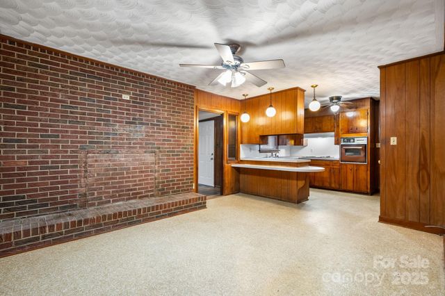 1902 19th Avenue NE, Hickory, NC 28601