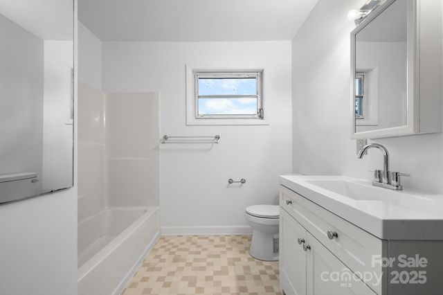 1902 19th Avenue NE, Hickory, NC 28601