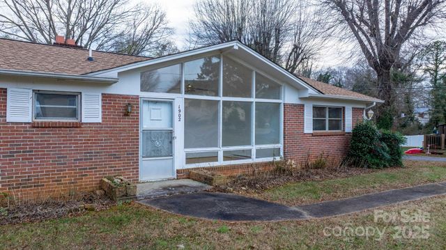 1902 19th Avenue NE, Hickory, NC 28601