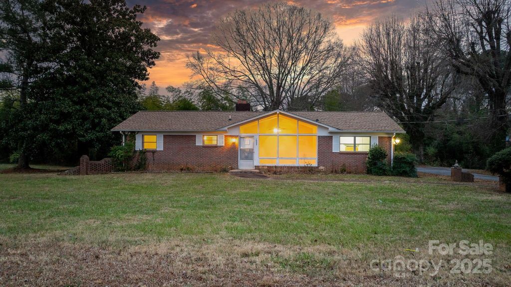 1902 19th Avenue NE, Hickory, NC 28601