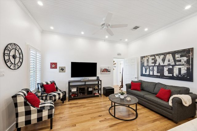 5100 Jaeger RD, Burton, TX 77835