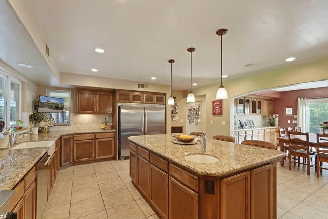 17700 N Kennison Ln, Lodi, CA 95240