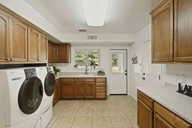 17700 N Kennison Ln, Lodi, CA 95240