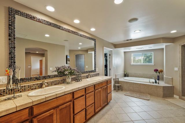 17700 N Kennison Ln, Lodi, CA 95240