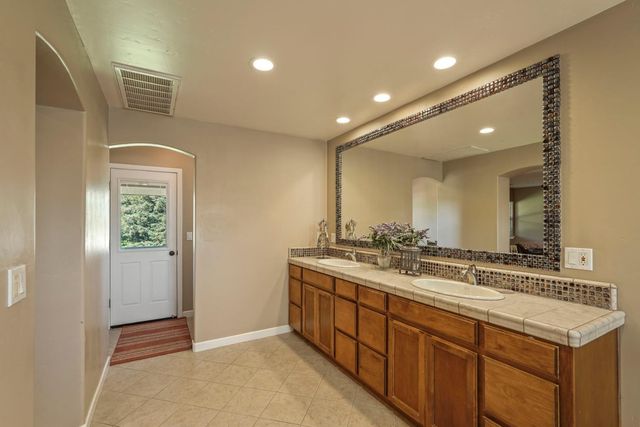 17700 N Kennison Ln, Lodi, CA 95240