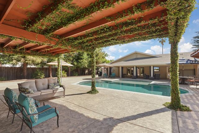 17700 N Kennison Ln, Lodi, CA 95240
