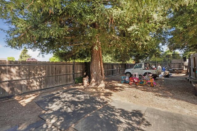 17700 N Kennison Ln, Lodi, CA 95240