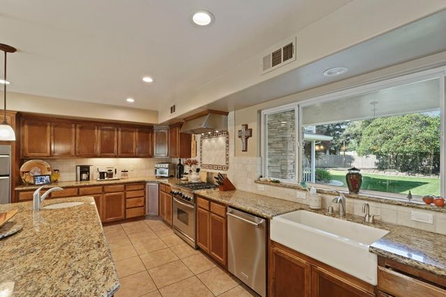 17700 N Kennison Ln, Lodi, CA 95240