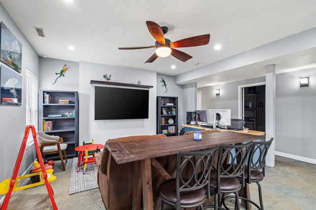 1189 S Casa Grande Avenue, Springfield, MO 65802